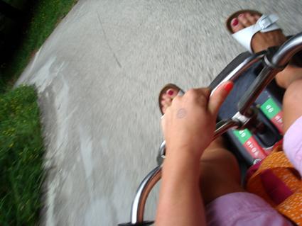 Mirjam naar beneden aan het crossen in een LUGE
