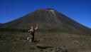 Ilona springt! voor mt. Ngauruhoe (Mt. Doom)