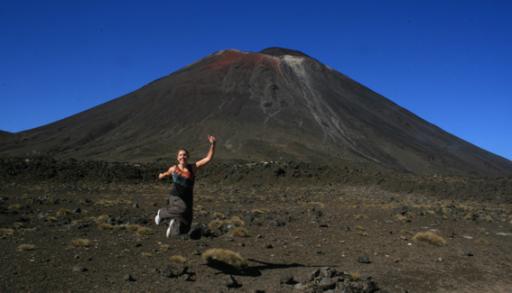 Ilona springt! voor mt. Ngauruhoe (Mt. Doom)