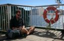 Bart, op de boot, terug naar het Noordereiland