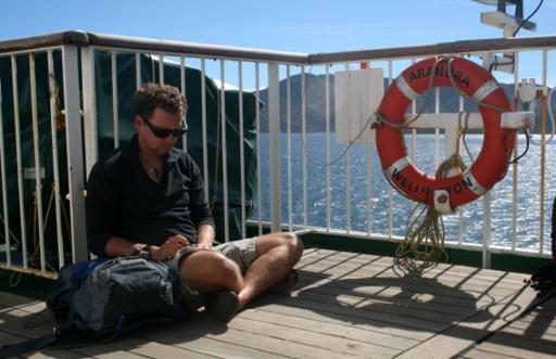 Bart, op de boot, terug naar het Noordereiland