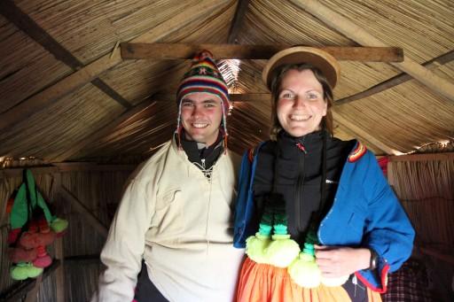 Wij met traditionele Uros kleding aan