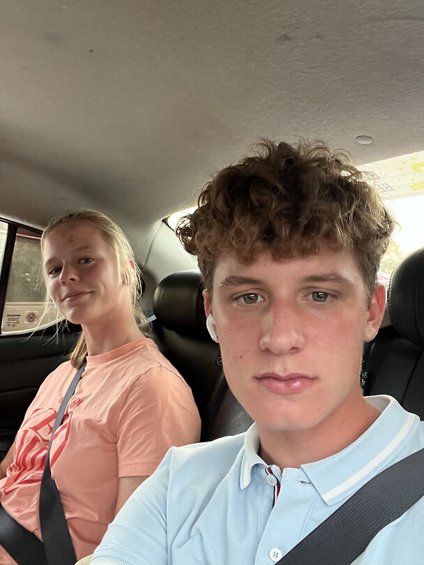Lois en Bas in taxi naar hotel