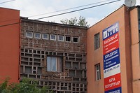 Onafgewerkte muur bij Osh bazaar