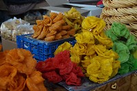 Gekleurde noodles op de Osh bazaar