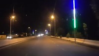 Neonverlichting langs de weg in Oezbekistan