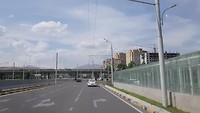 Straatbeeld langs één van de doorgaande wegen in Dushanbe