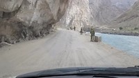 Militaire patrouille langs de grens met Afghanistan