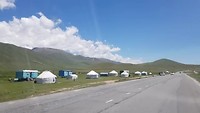 Yurts langs de kant van de weg Toktogul - Bishkek