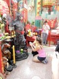 Bidden in chineze tempel voor geluk