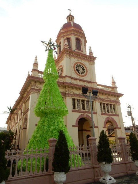Jawel een kerk met een kersboom