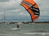 Sophie aan het kite surfen