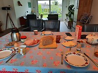 Ontbijt met eitje en zelfgebakken brood