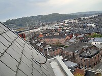 Uitzicht vanaf mijn zolderraam, met in de verte op de heuvel de Citadel.