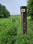 Tussen twee prikkeldraden doorlopen.