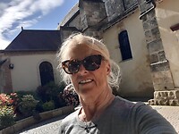 Dag 17    Met zonnebril,  bij de kerk waarin Dom Perignon ligt. Hautvillers.