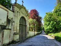 Mooie muur langs de route.