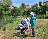 De dames op tekenles aan de oever van de l'Aube