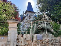 Kasteel te koop.   Iemand geïnteresseerd?