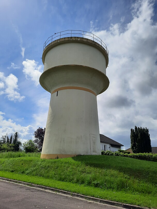 Frankrijk heeft nog vele watertorens, heb geen idee of ze nog worden gebruikt.