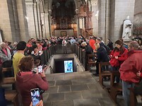 De luiken gaan open, alle pelgrims in de Kathedraal.