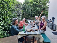 Het dinner met een blijde gastvrouw Anne.