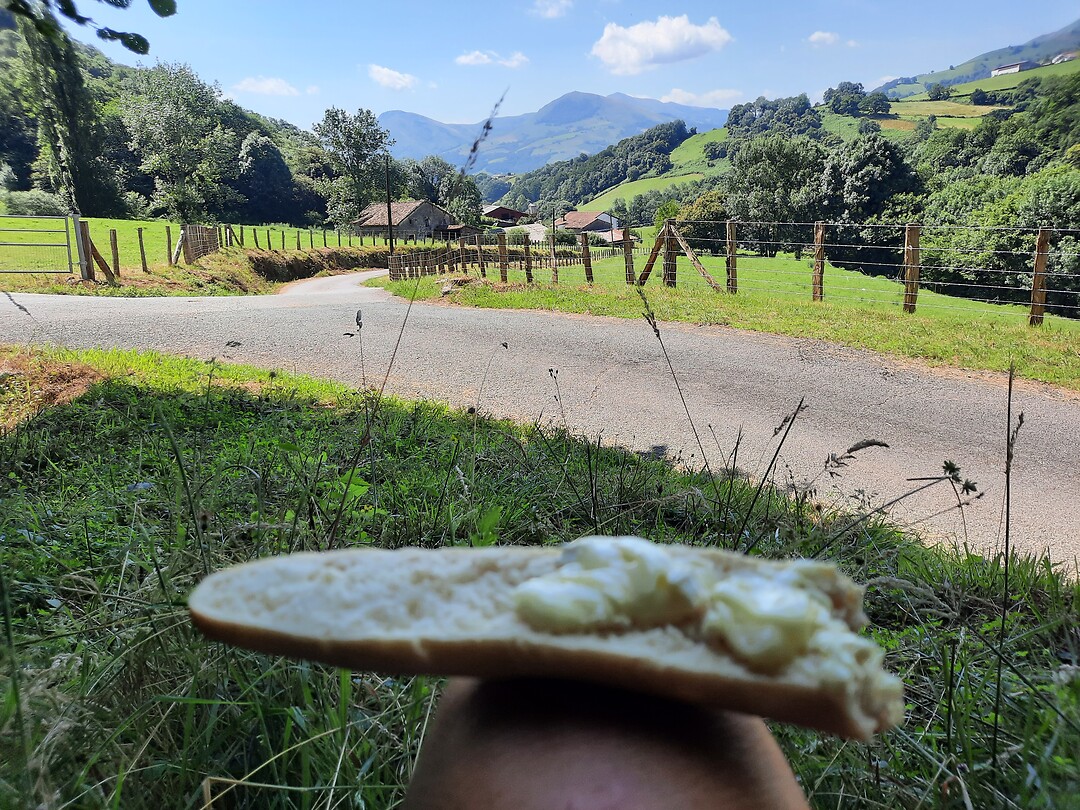 Een lunch met wat voor een uitzicht. Fransen kan het niet, stokbrood,  camembert en de Pyreneeën.