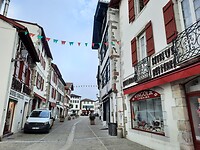Alle huizen hier in Basque zijn wit met bruin houtwerk.