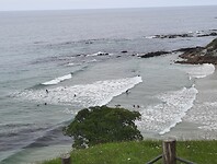 Boardes op de golven gezien vanaf de camping.