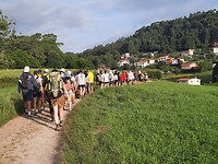 De horde tieners op pelgrims tocht.