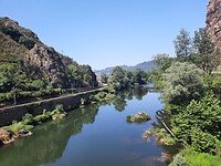 Lopend langs een mooie rivier.
