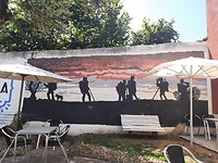 Muur bij de albergue.