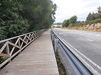 Aangelegd pelgrimspad langs weg.