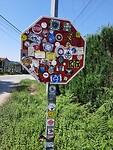 Beplakt verkeersbord.