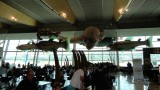 Reuze Gollum die probeert een vis te vangen op Wellington Airport