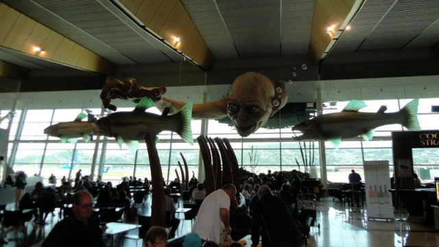 Reuze Gollum die probeert een vis te vangen op Wellington Airport