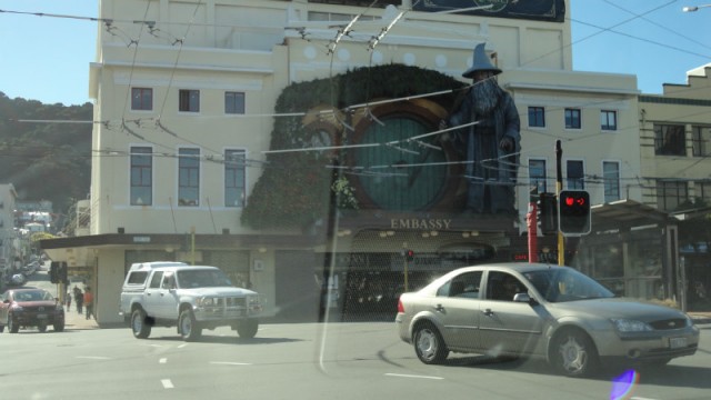 Grote afbeelding van Gandalf boven de bioskoop waar de Hobbit in premiere ging