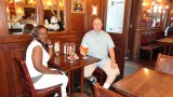 Charlotte en Ger in Belgisch cafe