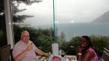 Charlotte en Ger aan het diner met weer een fantastisch uitzicht