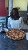 Charlotte met medium pizza