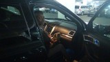 Charlotte stapt uit haar muscle car.