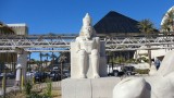 Beeld bij Hotel Luxor 1