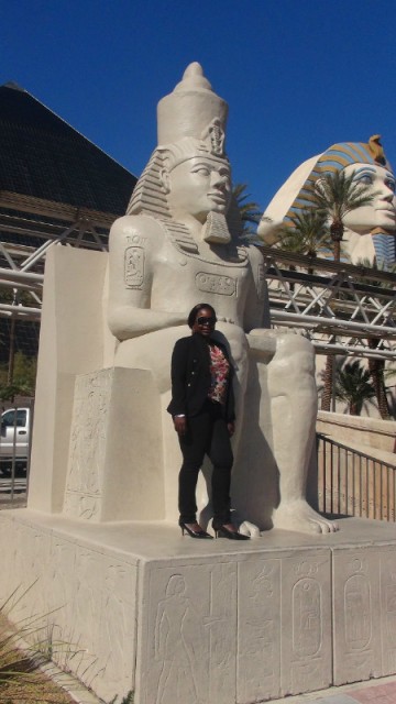 Beeld bij Hotel Luxor, nu met een fan 2