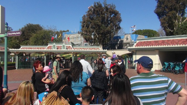 Voor de ingang van Disneyland