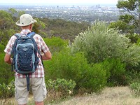 Chris kijkt uit over Adelaide
