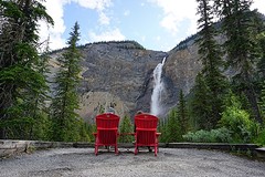 Rode stoelen bij Takakkaw falls
