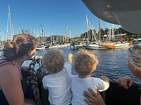 Bootjes zwaaien in de haven