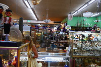 Doorkijk in een zeer grote en interessante retro winkel