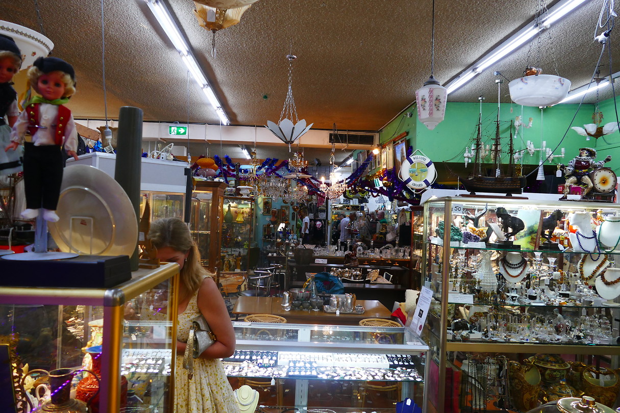Doorkijk in een zeer grote en interessante retro winkel