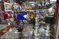 Retrowinkel met koffiepotlamp